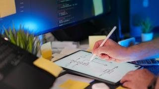 An Agile Business Analyst facilitating a sprint backlog refinement session, highlighting Deerfoot’s expertise in sourcing delivery-focused talent for iterative digital projects.